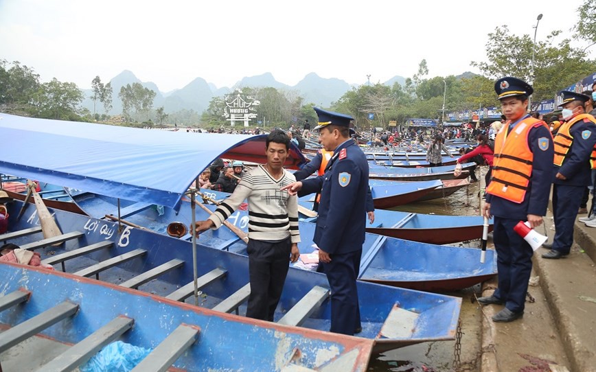 Kiểm soát chặt các phương tiện đò, thuyền chở khách tại chùa Hương