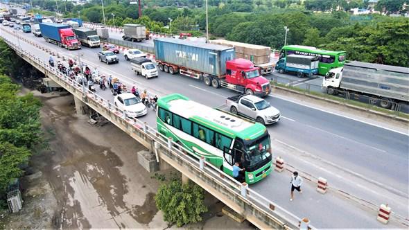 Xử lý nghiêm vi phạm giao thông trên các cây cầu nội đô- Ảnh 1.