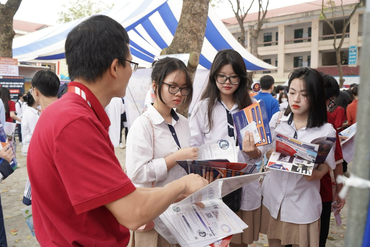 Hà Nội miễn học phí cho học sinh công lập từ năm học 2025-2026- Ảnh 1. Hà Nội miễn học phí cho học sinh công lập từ năm học 2025-2026- Ảnh 1.