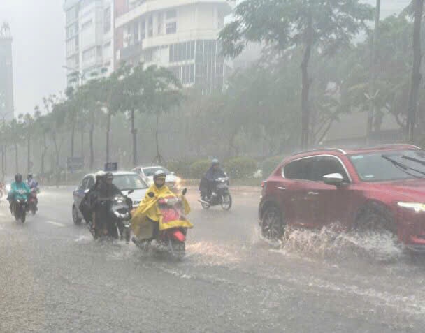 Mưa lớn khiến ngập úng nhiều tuyến phố Hà Nội- Ảnh 2. Mưa lớn khiến ngập úng nhiều tuyến phố Hà Nội- Ảnh 2.