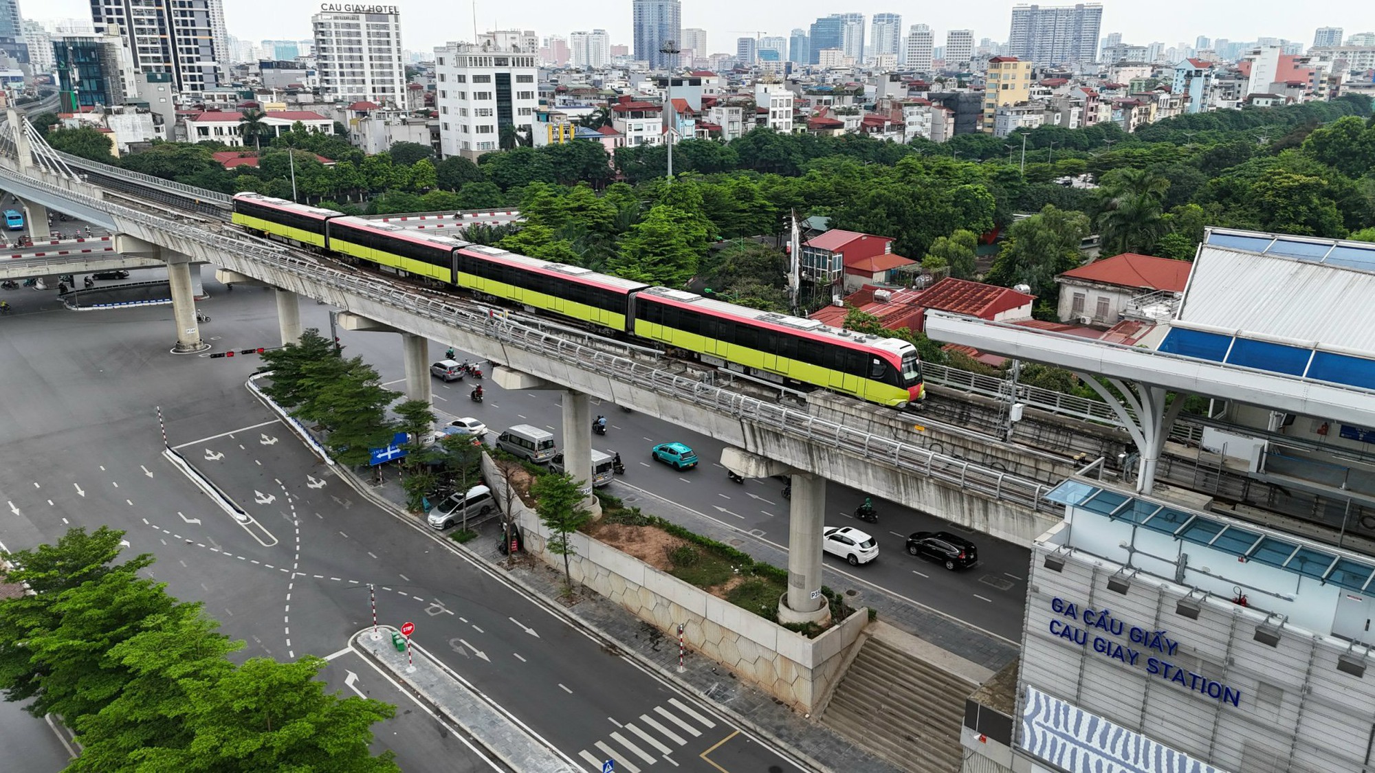 Metro Nhổn-Ga Hà Nội đón hơn 34 nghìn lượt hành khách trong ngày đầu vận hành- Ảnh 1.