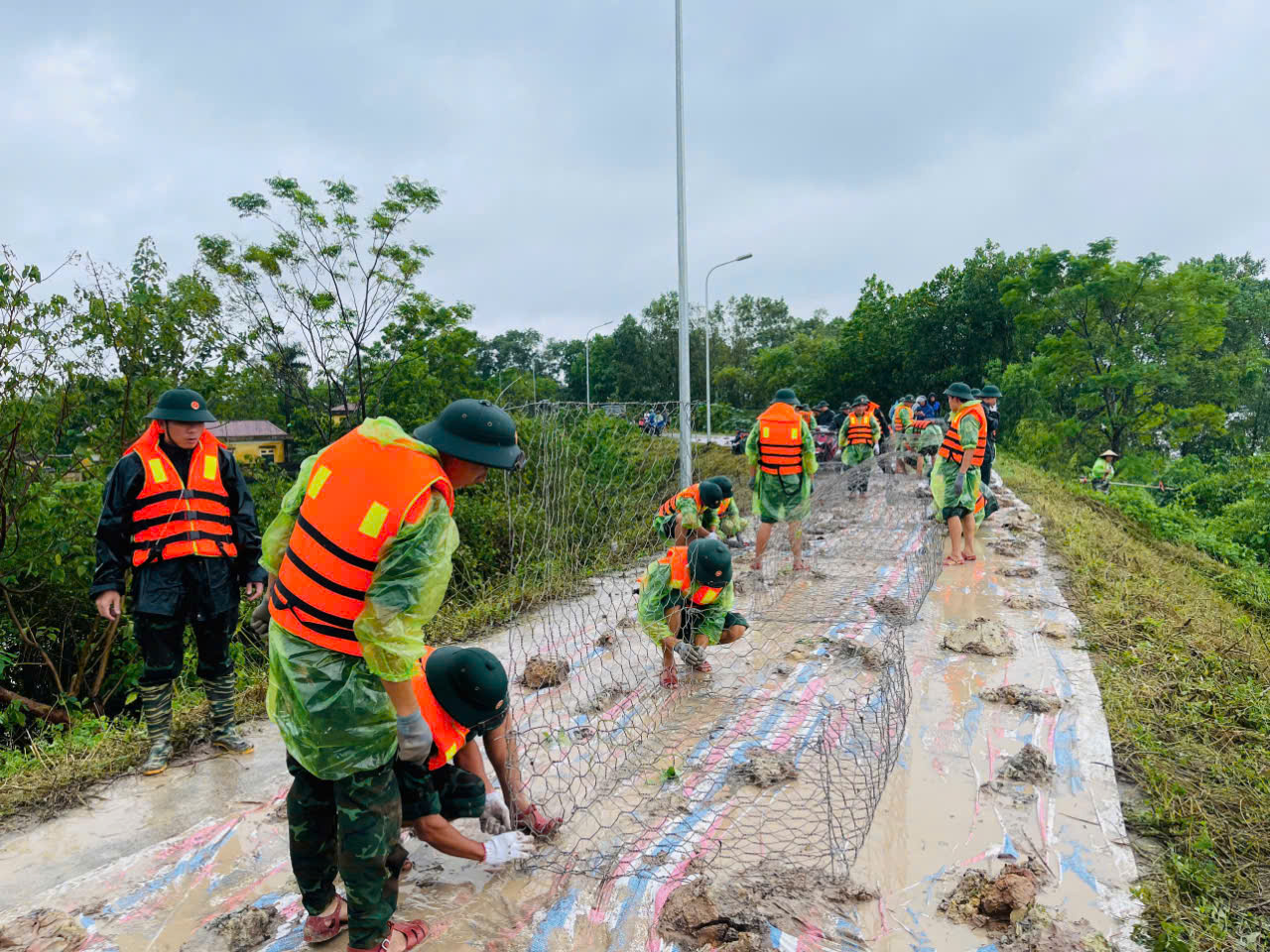 Hà Nội: Tích cực gia cố hộ đê, hỗ trợ bà con vùng lũ- Ảnh 2.