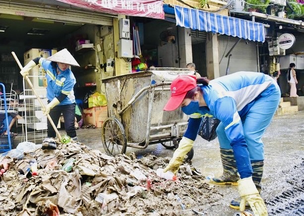 Quận Hoàn Kiếm: Khẩn trương tổng vệ sinh môi trường 2 phường ngoài đê khi nước rút- Ảnh 1.