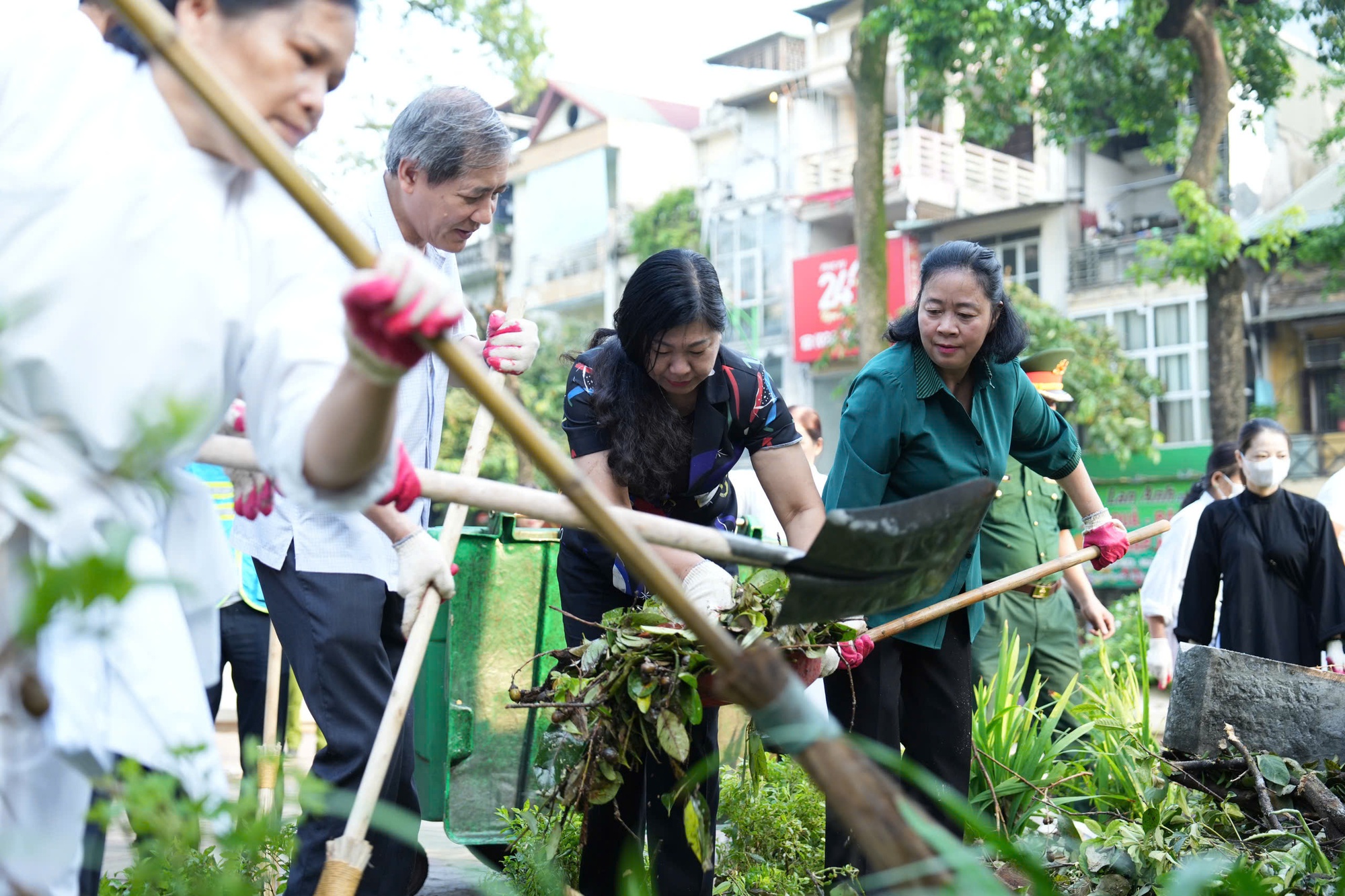 Hà Nội phát động đồng loạt ra quân tổng vệ sinh môi trường- Ảnh 8.