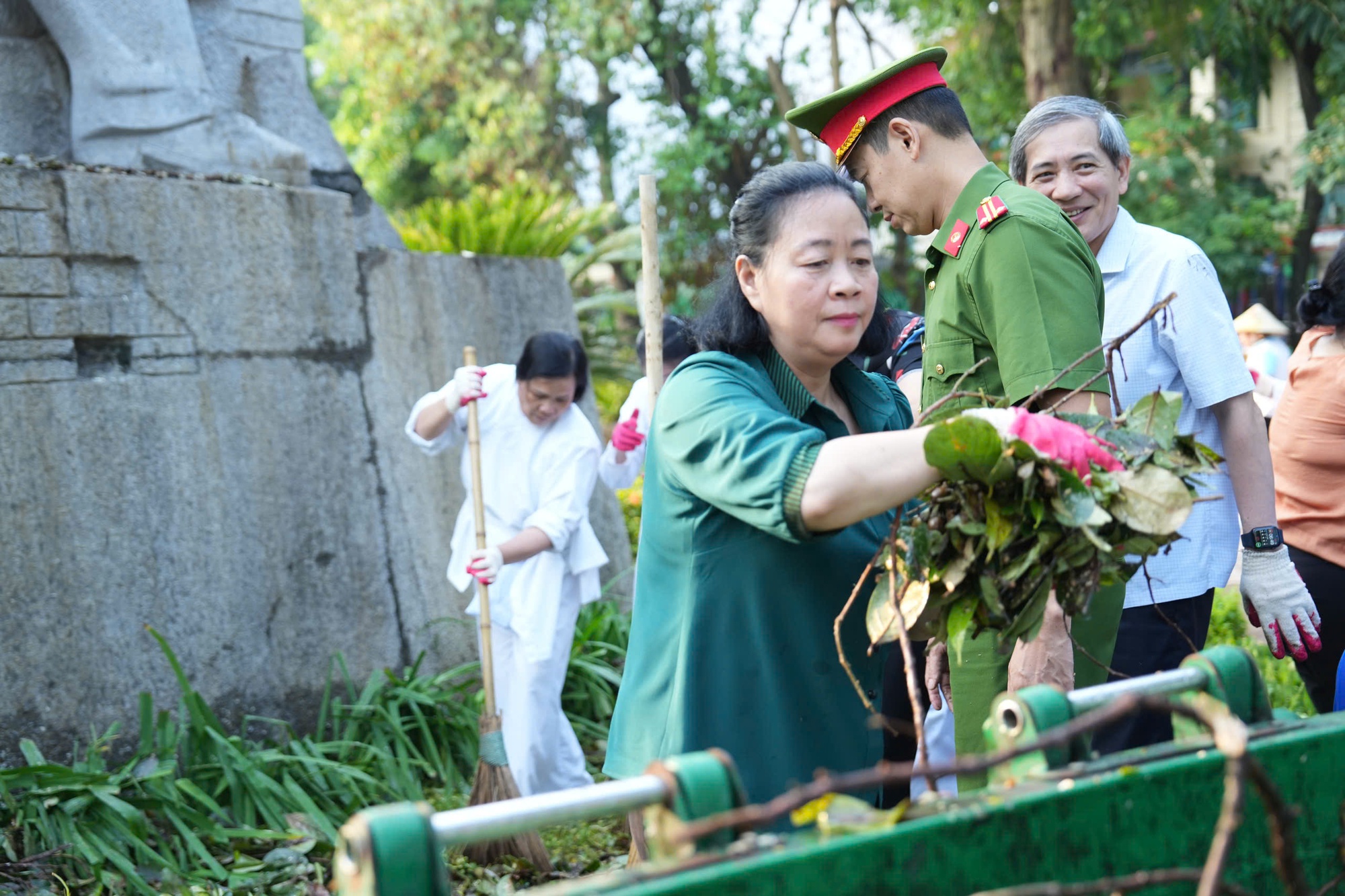 Hà Nội phát động đồng loạt ra quân tổng vệ sinh môi trường- Ảnh 2.