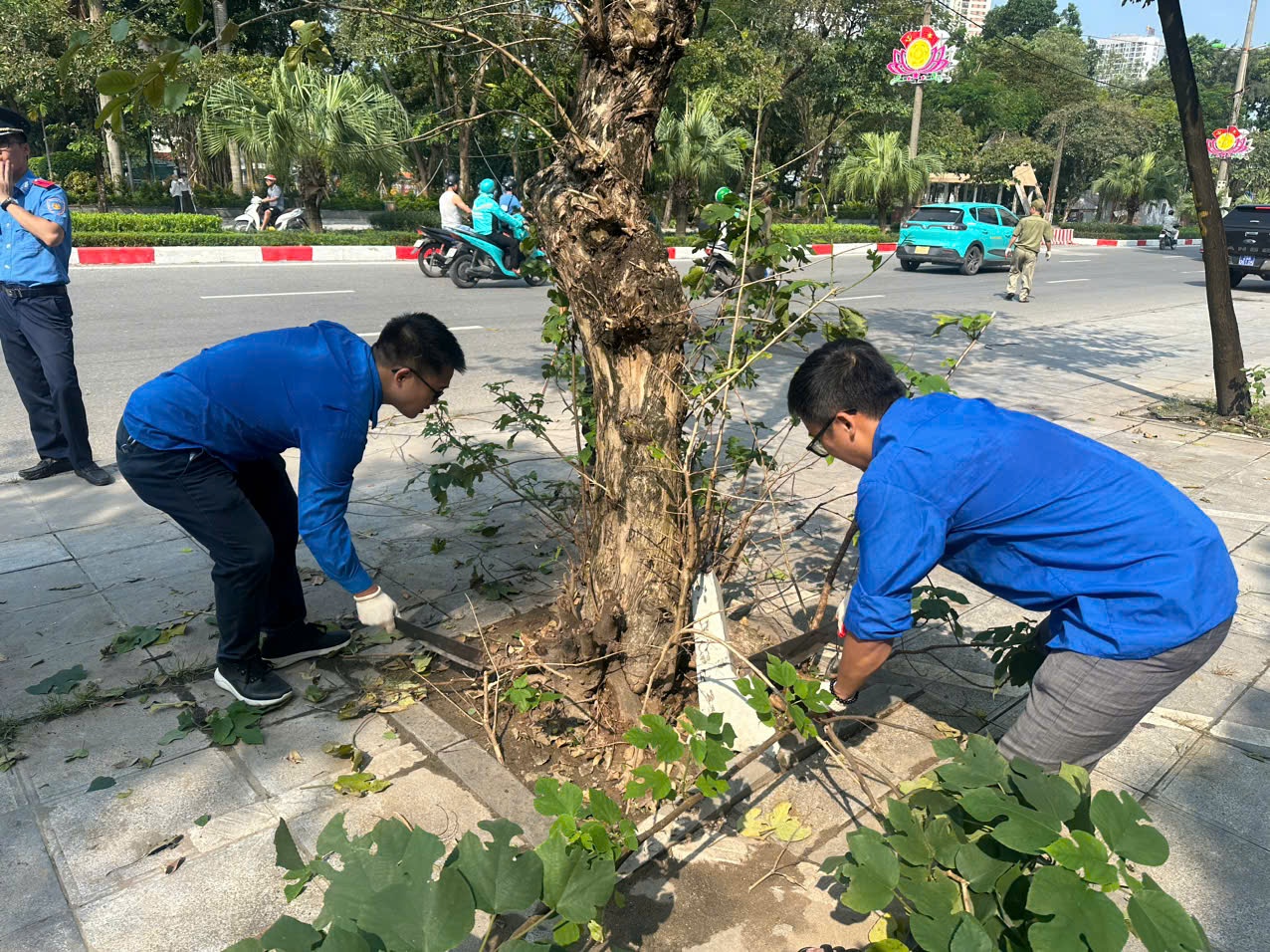 Huy động tổng lực làm sạch phố phường, khắc phục hậu quả bão số 3- Ảnh 3.