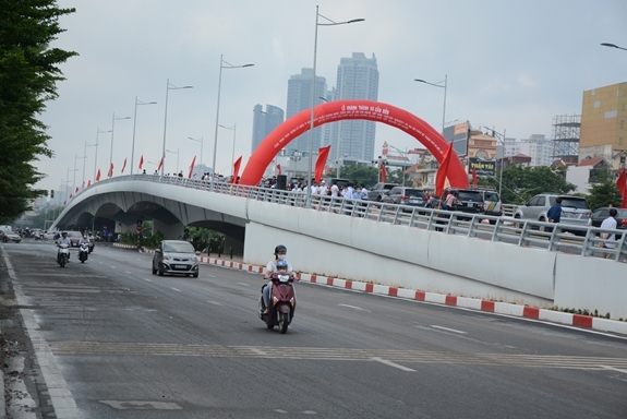 Xây dựng cầu vượt nhẹ: Góp phần giảm ùn tắc giao thông Thủ đô- Ảnh 1.