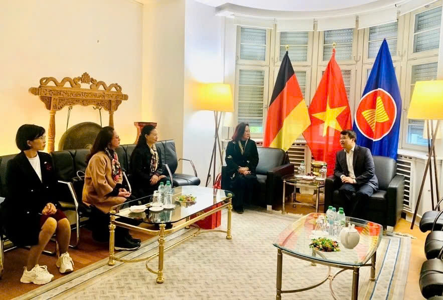 Ấn tượng Không gian sách và văn hóa Hà Nội tại Hội sách quốc tế Frankfurt 2025- Ảnh 2. Ấn tượng Không gian sách và văn hóa Hà Nội tại Hội sách quốc tế Frankfurt 2025- Ảnh 2.
