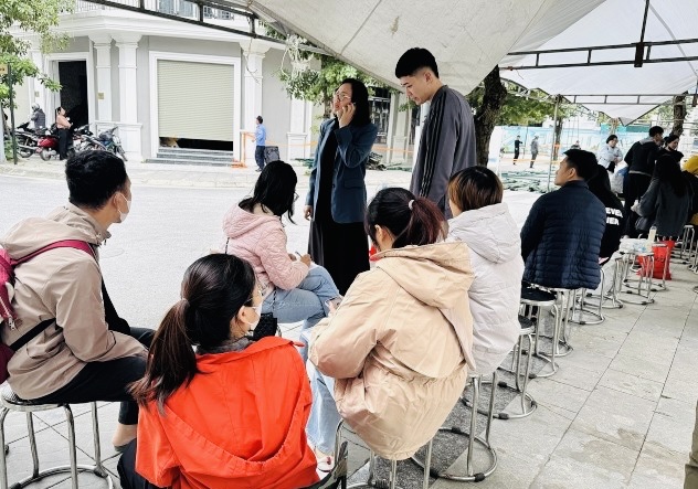 Chủ đầu tư dựng bạt cho dân xếp hàng nộp hồ sơ mua nhà ở xã hội tại Đông Anh- Ảnh 1. Chủ đầu tư dựng bạt cho dân xếp hàng nộp hồ sơ mua nhà ở xã hội tại Đông Anh- Ảnh 1.