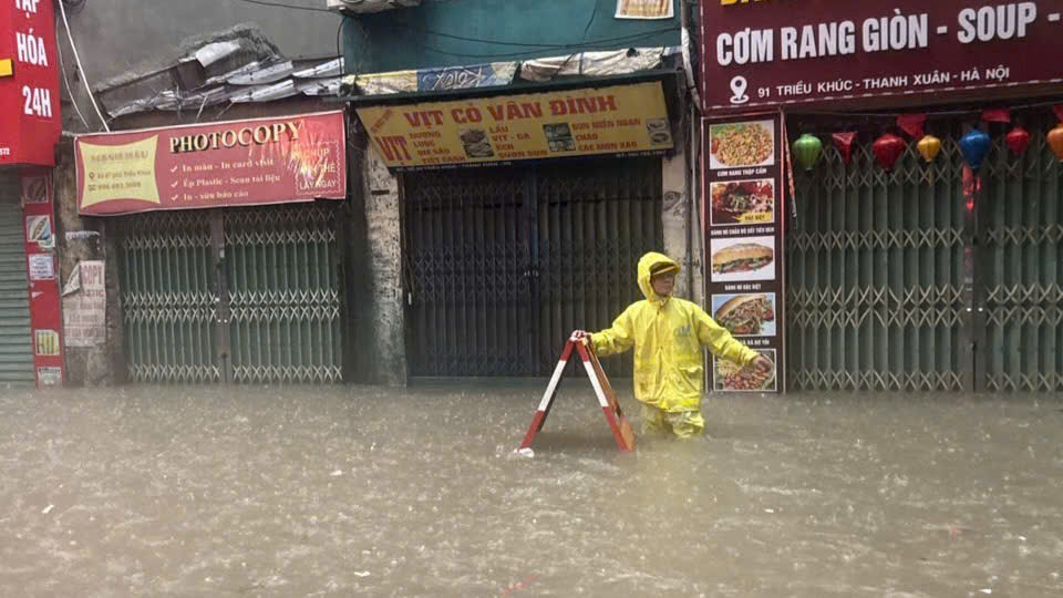 Hà Nội: Mưa lớn, hàng loạt tuyến đường nguy cơ ngập úng- Ảnh 6.