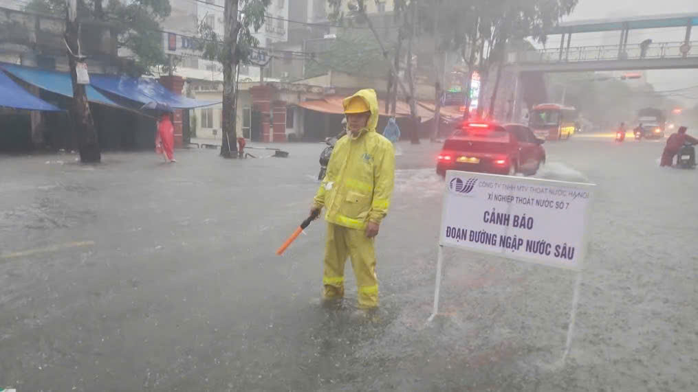Hà Nội: Mưa lớn, hàng loạt tuyến đường nguy cơ ngập úng- Ảnh 3.