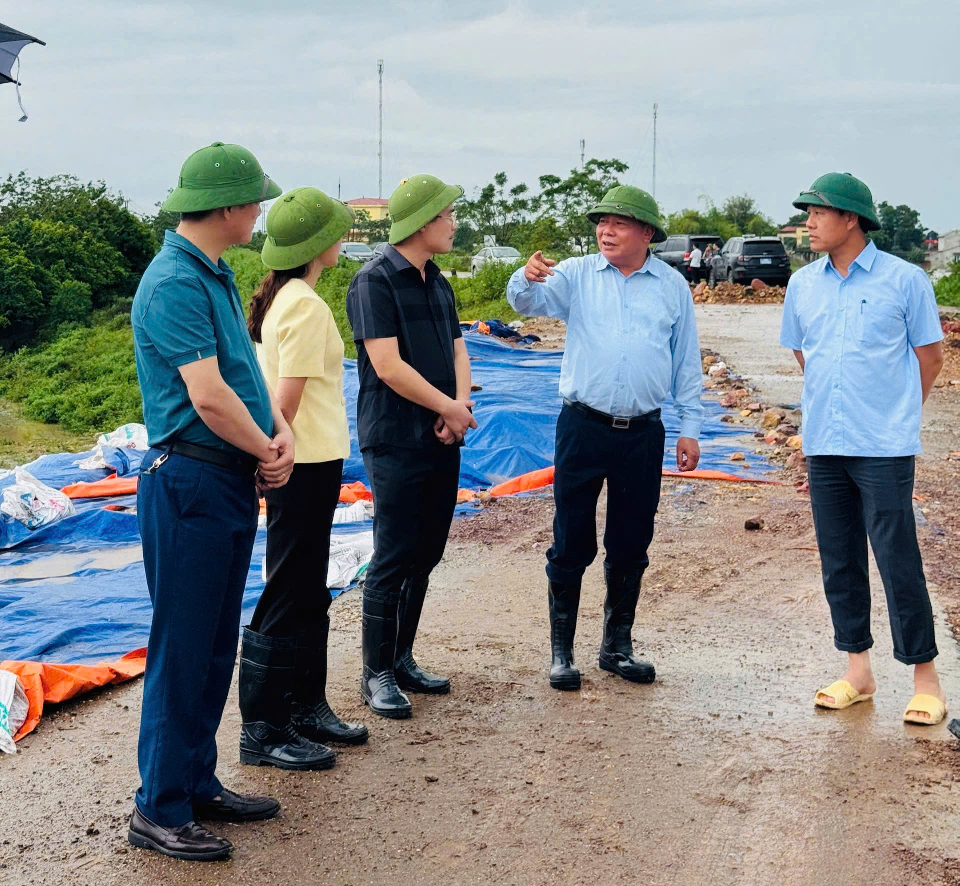Hà Nội: Chủ động sơ tán dân, sẵn sàng hộ đê sông Cầu, sông Cà Lồ - Ảnh 1.