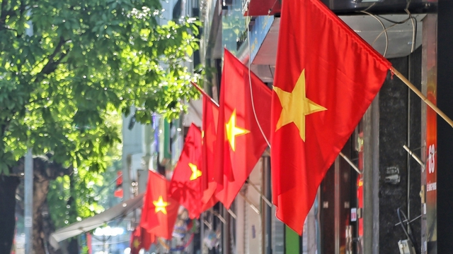 Hà Nội treo cờ Tổ quốc nhân kỷ niệm 71 năm Ngày Giải phóng Thủ đô- Ảnh 1. Hà Nội treo cờ Tổ quốc nhân kỷ niệm 71 năm Ngày Giải phóng Thủ đô- Ảnh 1.