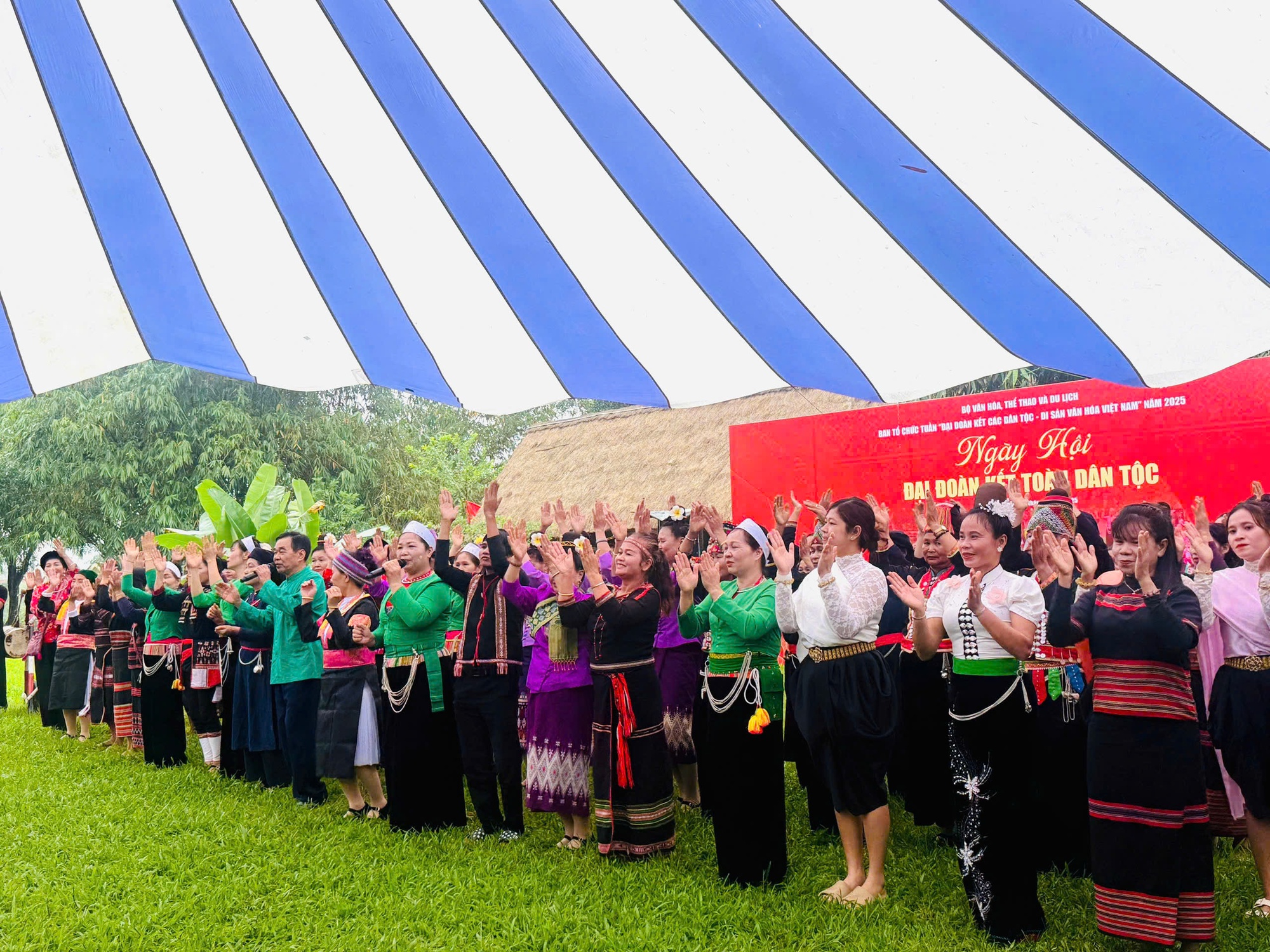 Ngày hội đại đoàn kết các dân tộc: Sắc màu văn hóa hội tụ tại ‘Ngôi nhà chung’- Ảnh 1.