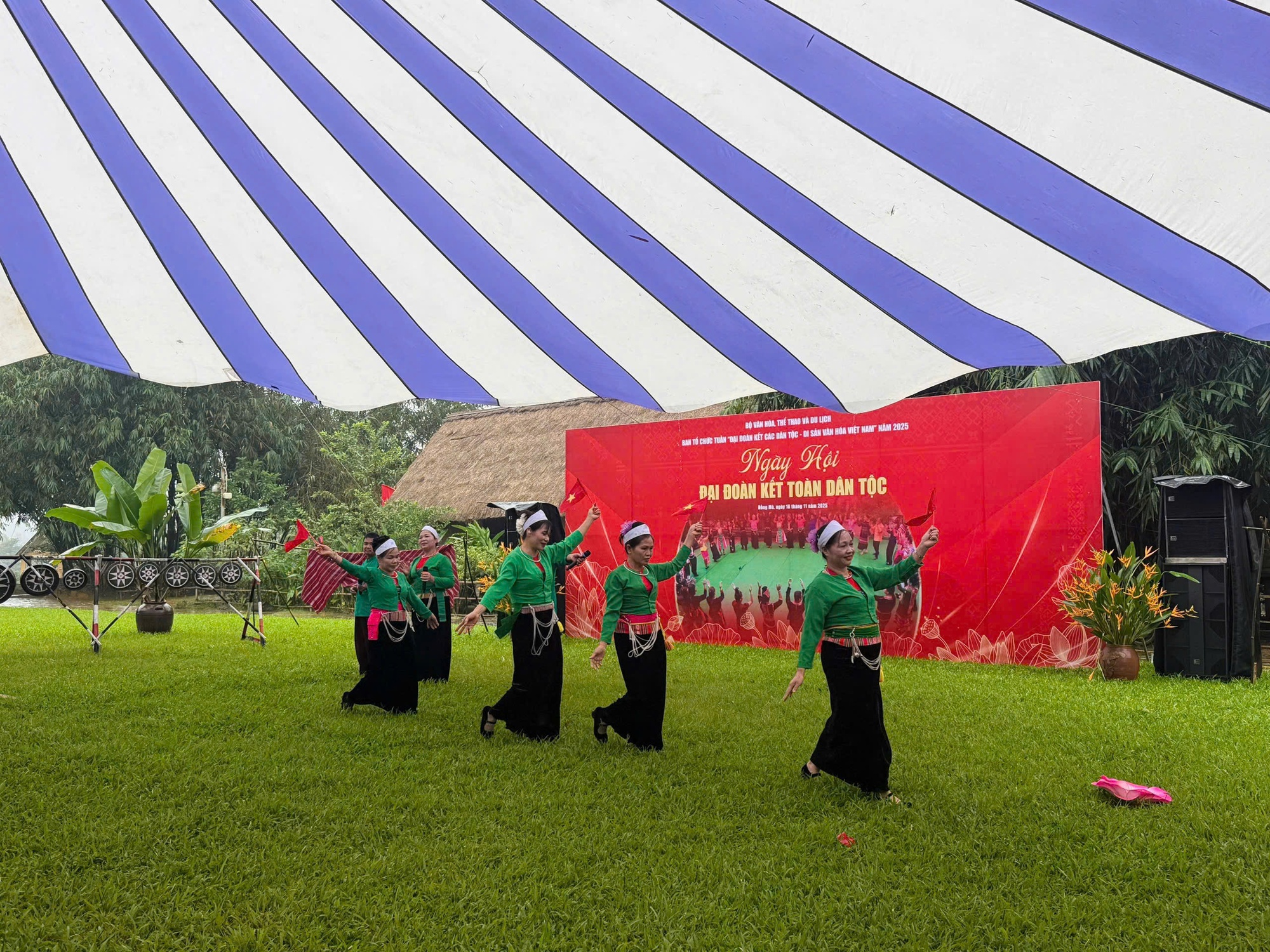 Ngày hội đại đoàn kết các dân tộc: Sắc màu văn hóa hội tụ tại ‘Ngôi nhà chung’- Ảnh 2.