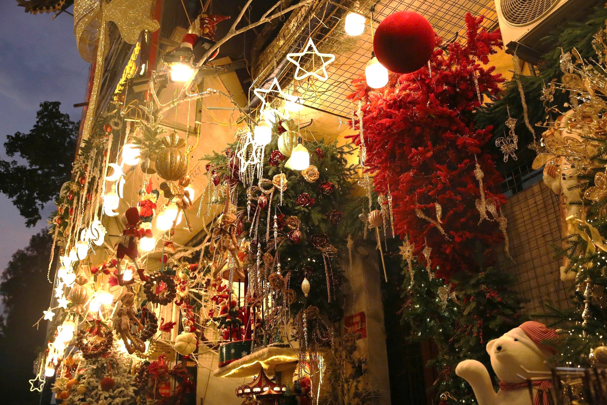 Rộn ràng không khí đón Giáng sinh tại Hà Nội- Ảnh 13. Rộn ràng không khí đón Giáng sinh tại Hà Nội- Ảnh 13.