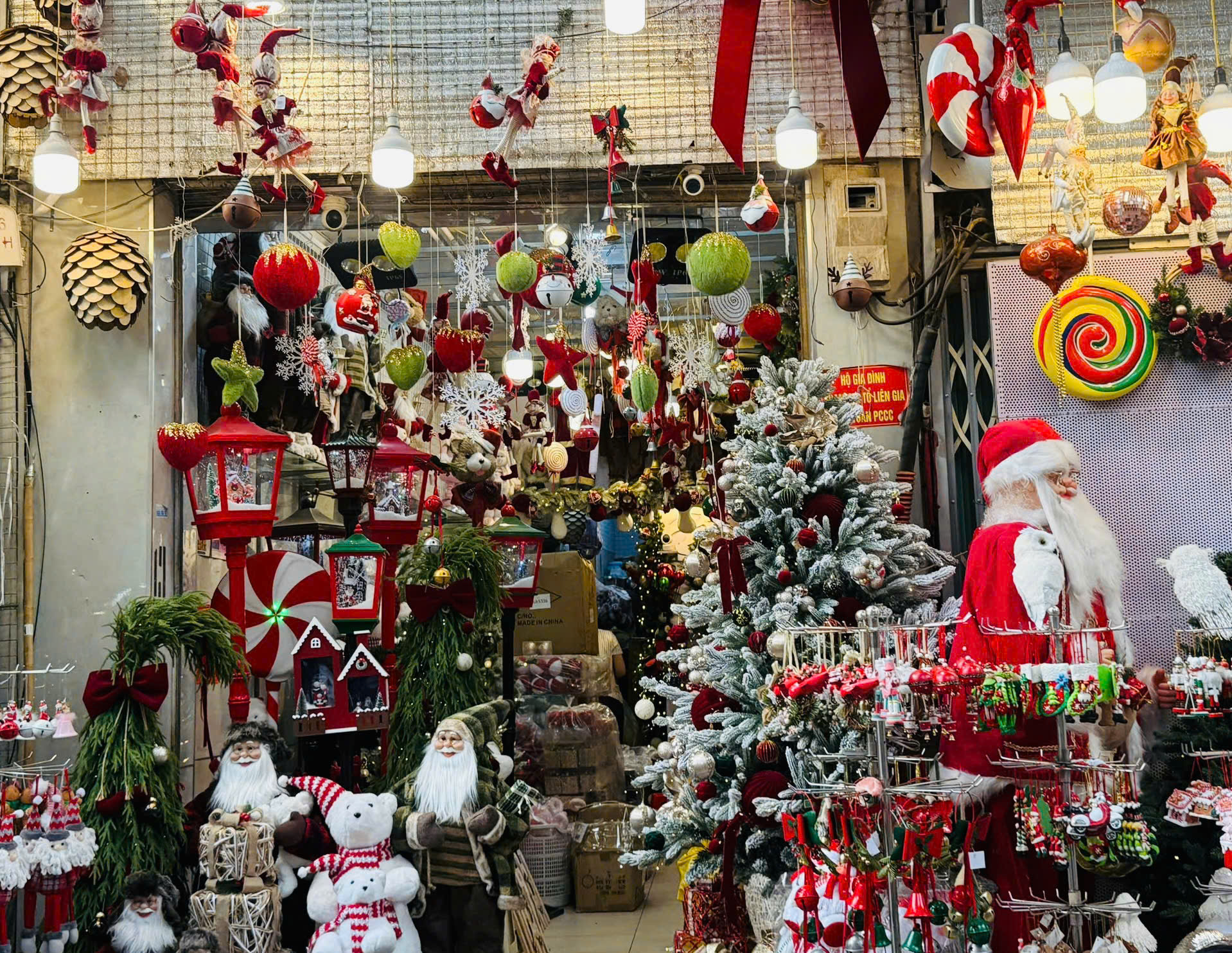 Rộn ràng không khí đón Giáng sinh tại Hà Nội- Ảnh 11. Rộn ràng không khí đón Giáng sinh tại Hà Nội- Ảnh 11.