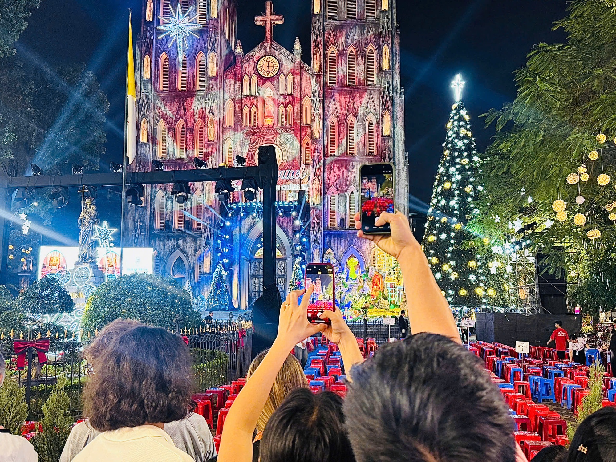 Rộn ràng không khí đón Giáng sinh tại Hà Nội- Ảnh 5. Rộn ràng không khí đón Giáng sinh tại Hà Nội- Ảnh 5.