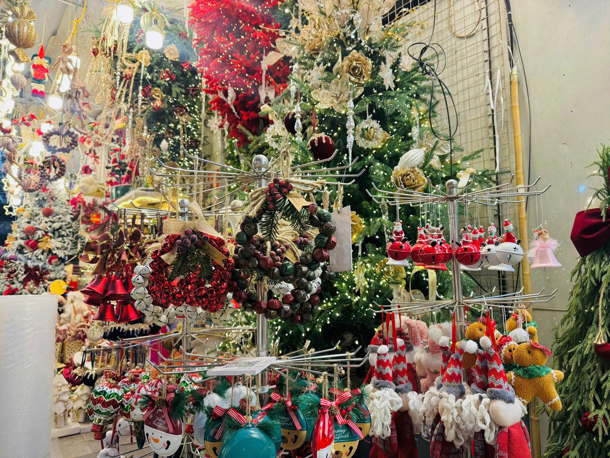 Rộn ràng không khí đón Giáng sinh tại Hà Nội- Ảnh 7. Rộn ràng không khí đón Giáng sinh tại Hà Nội- Ảnh 7.