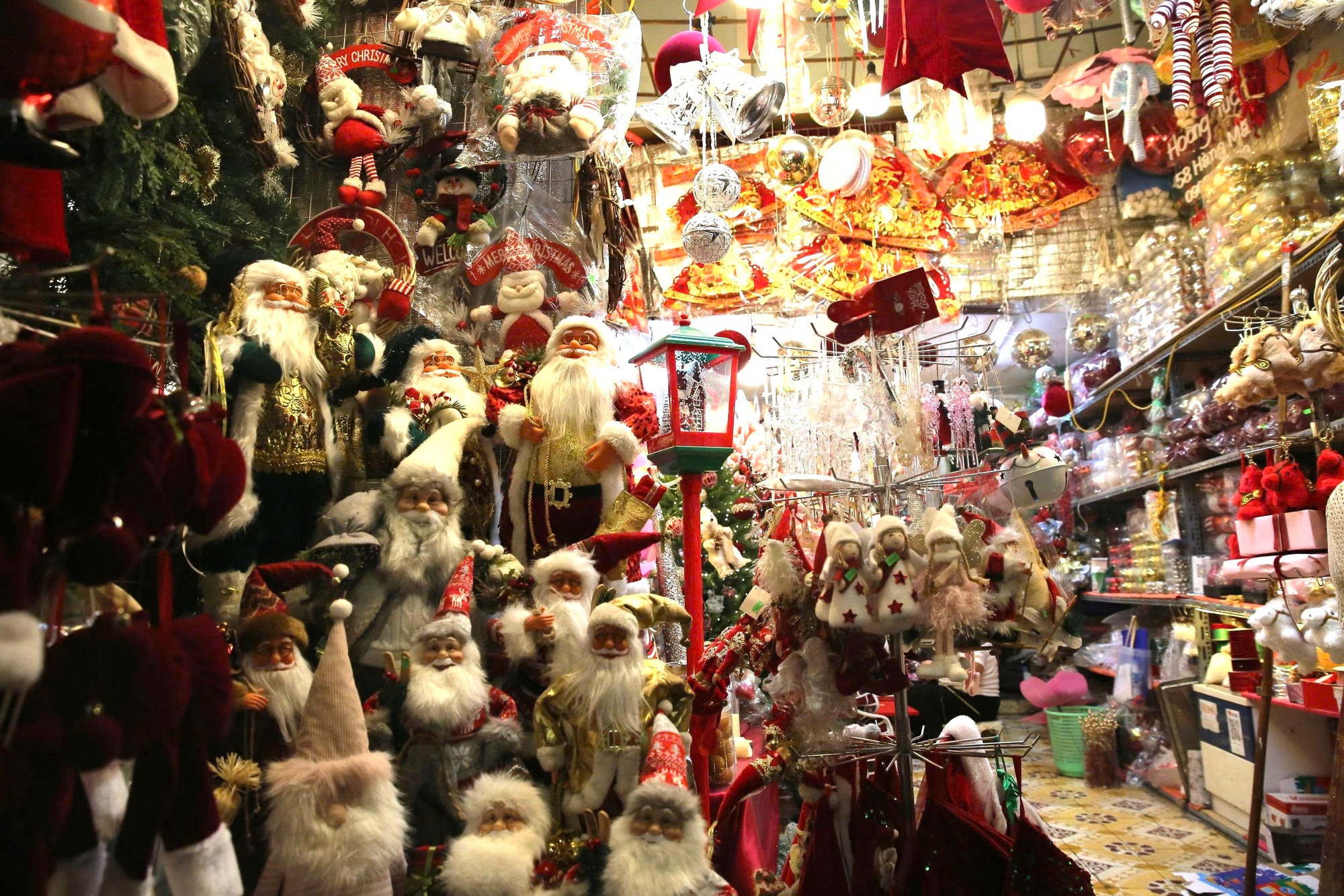 Rộn ràng không khí đón Giáng sinh tại Hà Nội- Ảnh 9. Rộn ràng không khí đón Giáng sinh tại Hà Nội- Ảnh 9.