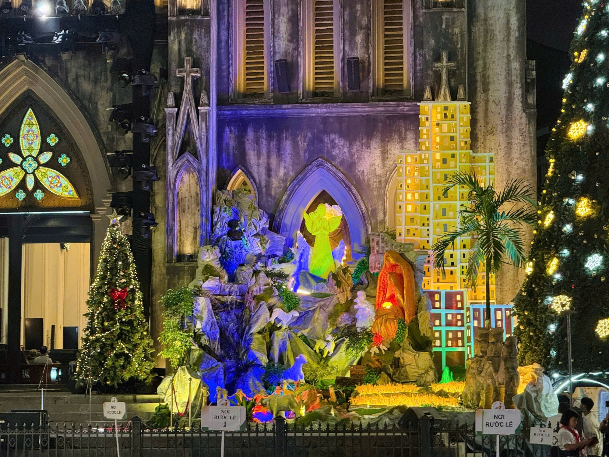 Rộn ràng không khí đón Giáng sinh tại Hà Nội- Ảnh 1. Rộn ràng không khí đón Giáng sinh tại Hà Nội- Ảnh 1.