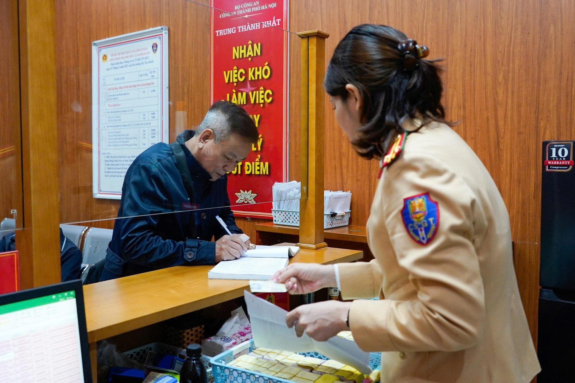 Hà Nội: Mỗi ngày in gần 3.000 phôi giấy phép lái xe vật lý (thẻ PET)- Ảnh 1. Hà Nội: Mỗi ngày in gần 3.000 phôi giấy phép lái xe vật lý (thẻ PET)- Ảnh 1.