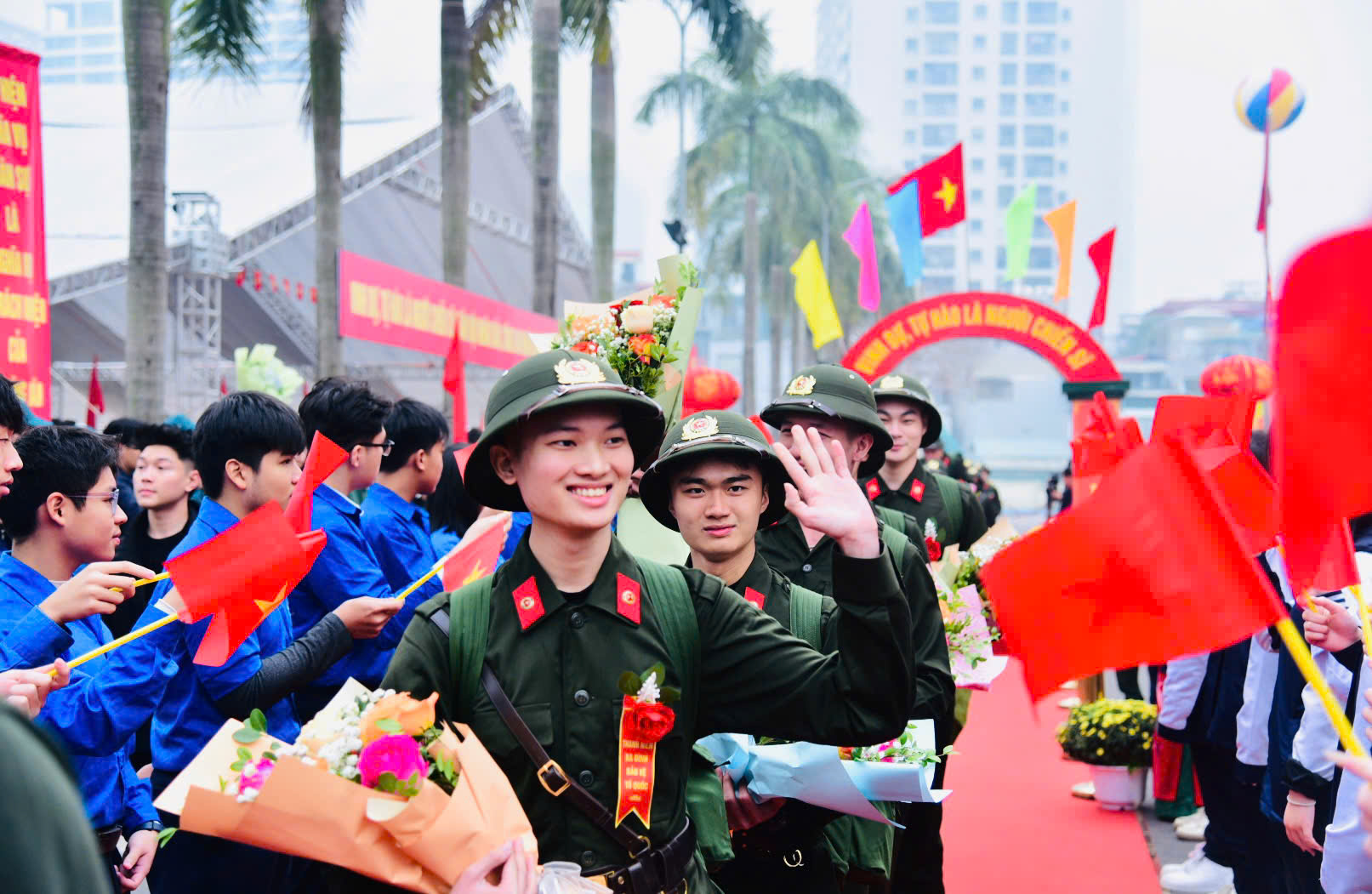 Thanh niên ưu tú Thủ đô phấn khởi lên đường nhập ngũ- Ảnh 5.