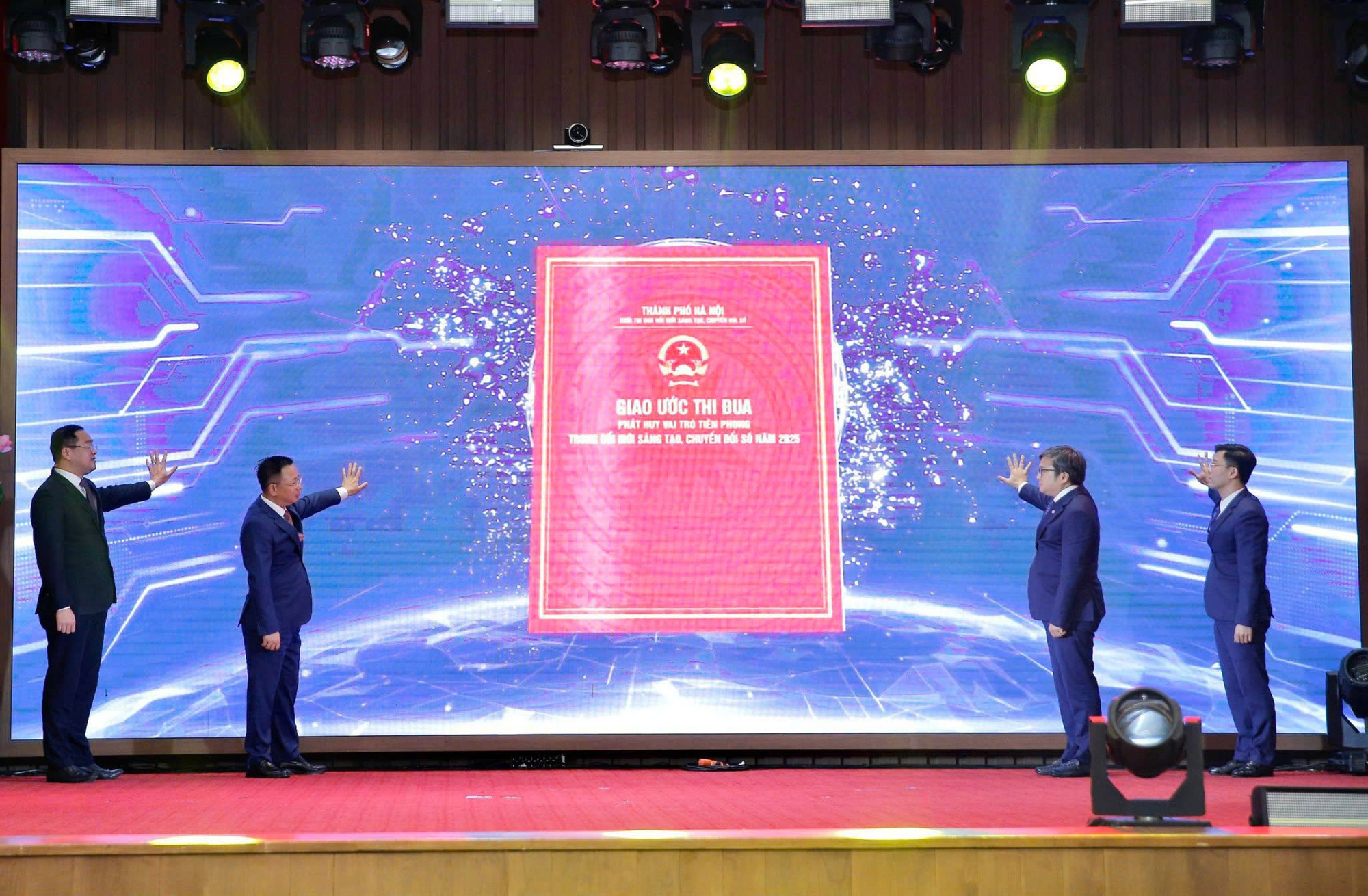 Hà Nội khai trương 8 ứng dụng chuyển đổi số dùng chung ba cấp- Ảnh 3. Hà Nội khai trương 8 ứng dụng chuyển đổi số dùng chung ba cấp- Ảnh 3.