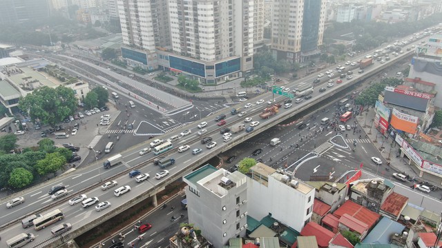 Xén vỉa hè, dải phân cách để giảm ùn tắc- Ảnh 1. Xén vỉa hè, dải phân cách để giảm ùn tắc- Ảnh 1.
