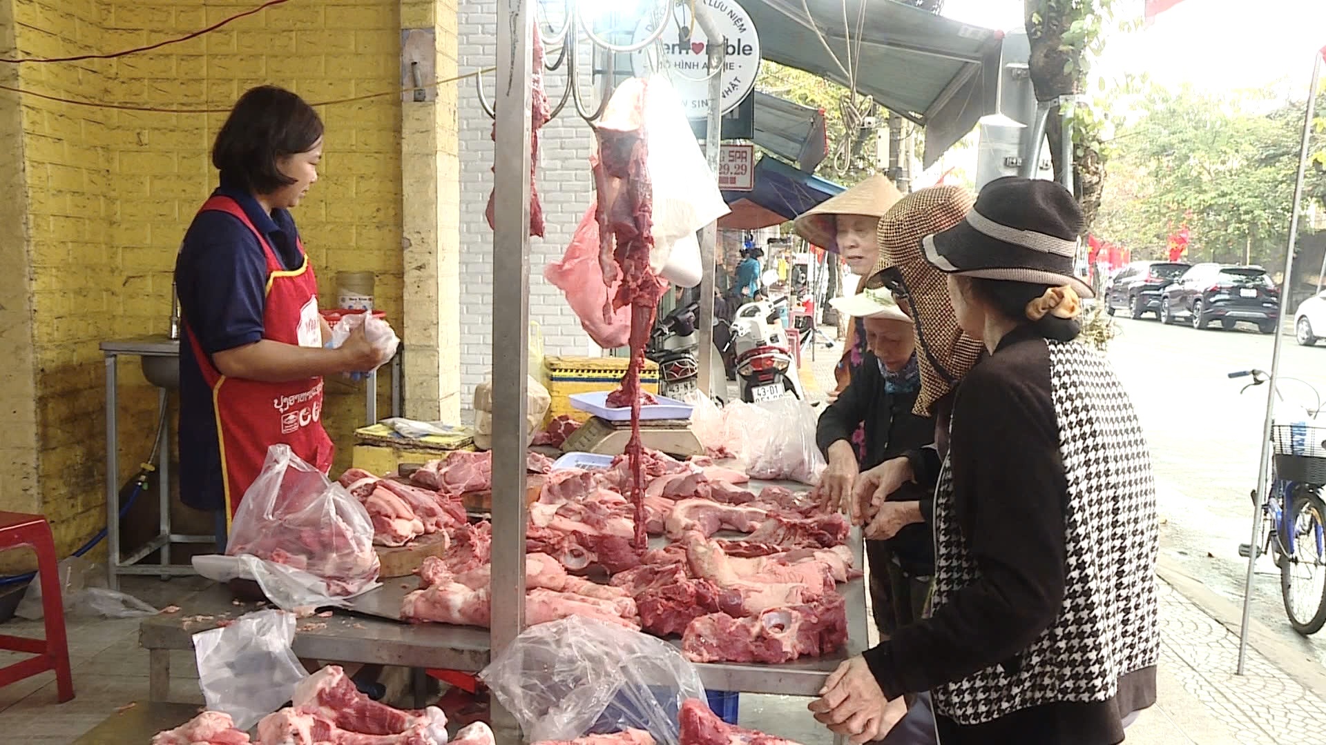 Quản chặt an toàn thực phẩm tại các chợ truyền thống