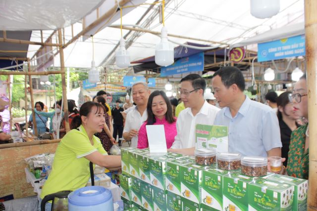 Kết nối giao thương sản phẩm OCOP, nông sản an toàn giữa Hà Nội và các tỉnh, thành- Ảnh 2. Kết nối giao thương sản phẩm OCOP, nông sản an toàn giữa Hà Nội và các tỉnh, thành- Ảnh 2.