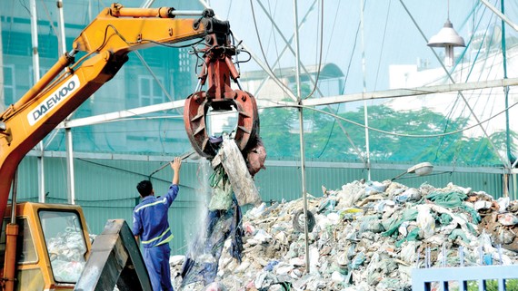 Yêu cầu các phương tiện vận chuyển chất thải rắn xây dựng lắp đặt thiết bị định vị- Ảnh 1. Yêu cầu các phương tiện vận chuyển chất thải rắn xây dựng lắp đặt thiết bị định vị- Ảnh 1.