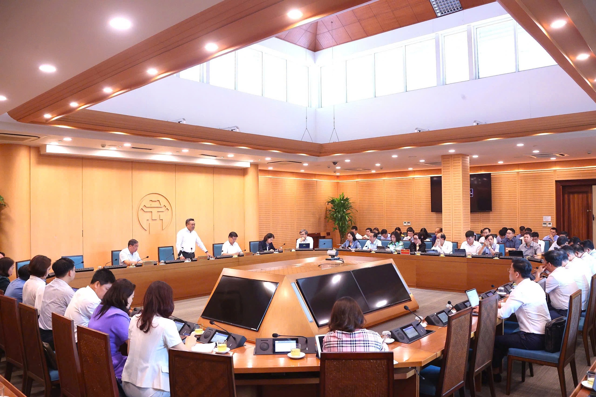 Ưu tiên giải quyết thủ tục hành chính cho người dân khi xã, phường đi vào hoạt động- Ảnh 1. Ưu tiên giải quyết thủ tục hành chính cho người dân khi xã, phường đi vào hoạt động- Ảnh 1.