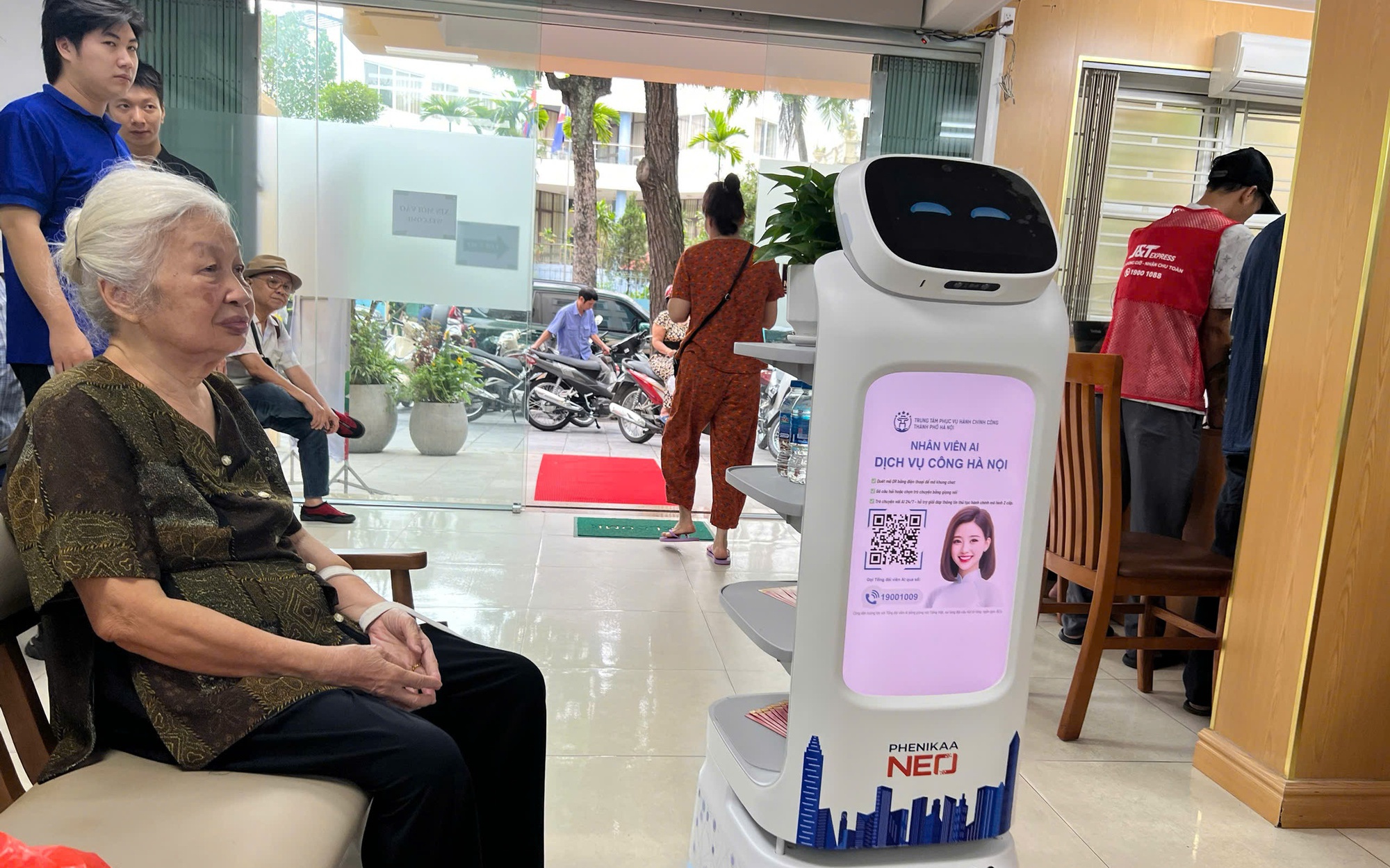Phường đầu tiên của Hà Nội đưa robot AI vào phục vụ nhân dân