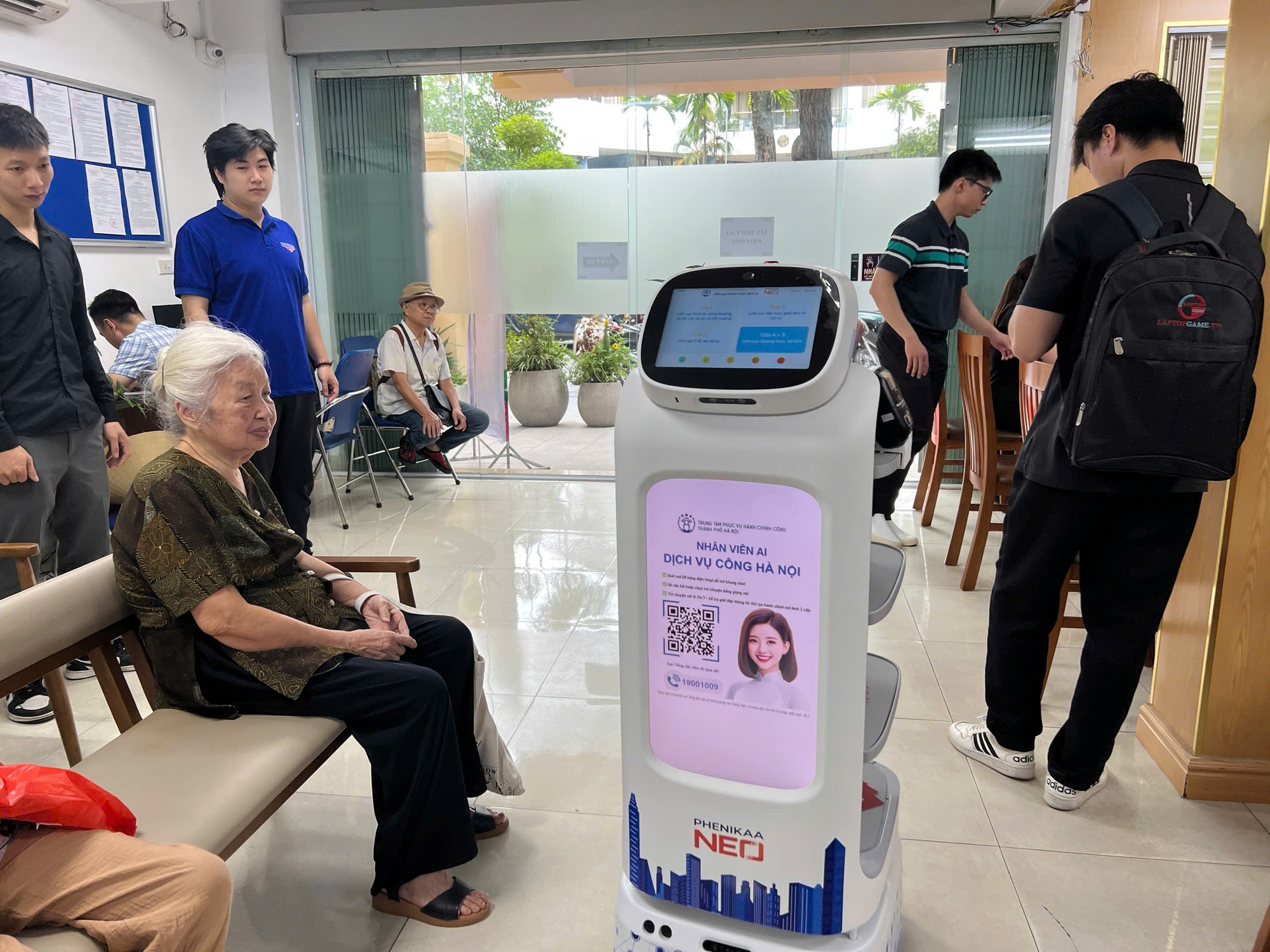 Phường đầu tiên của Hà Nội đưa robot AI vào phục vụ nhân dân- Ảnh 2. Phường đầu tiên của Hà Nội đưa robot AI vào phục vụ nhân dân- Ảnh 2.
