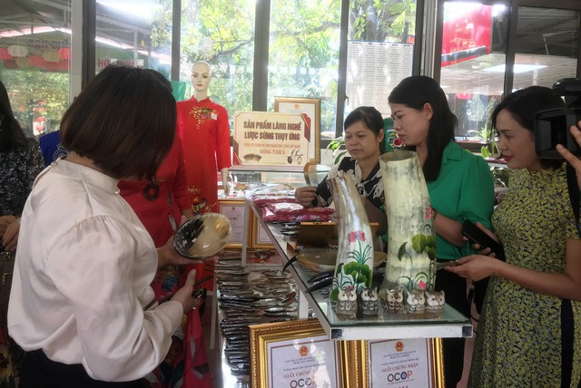 Thúc đẩy phát triển các làng nghề theo mô hình liên kết- Ảnh 1. Thúc đẩy phát triển các làng nghề theo mô hình liên kết- Ảnh 1.
