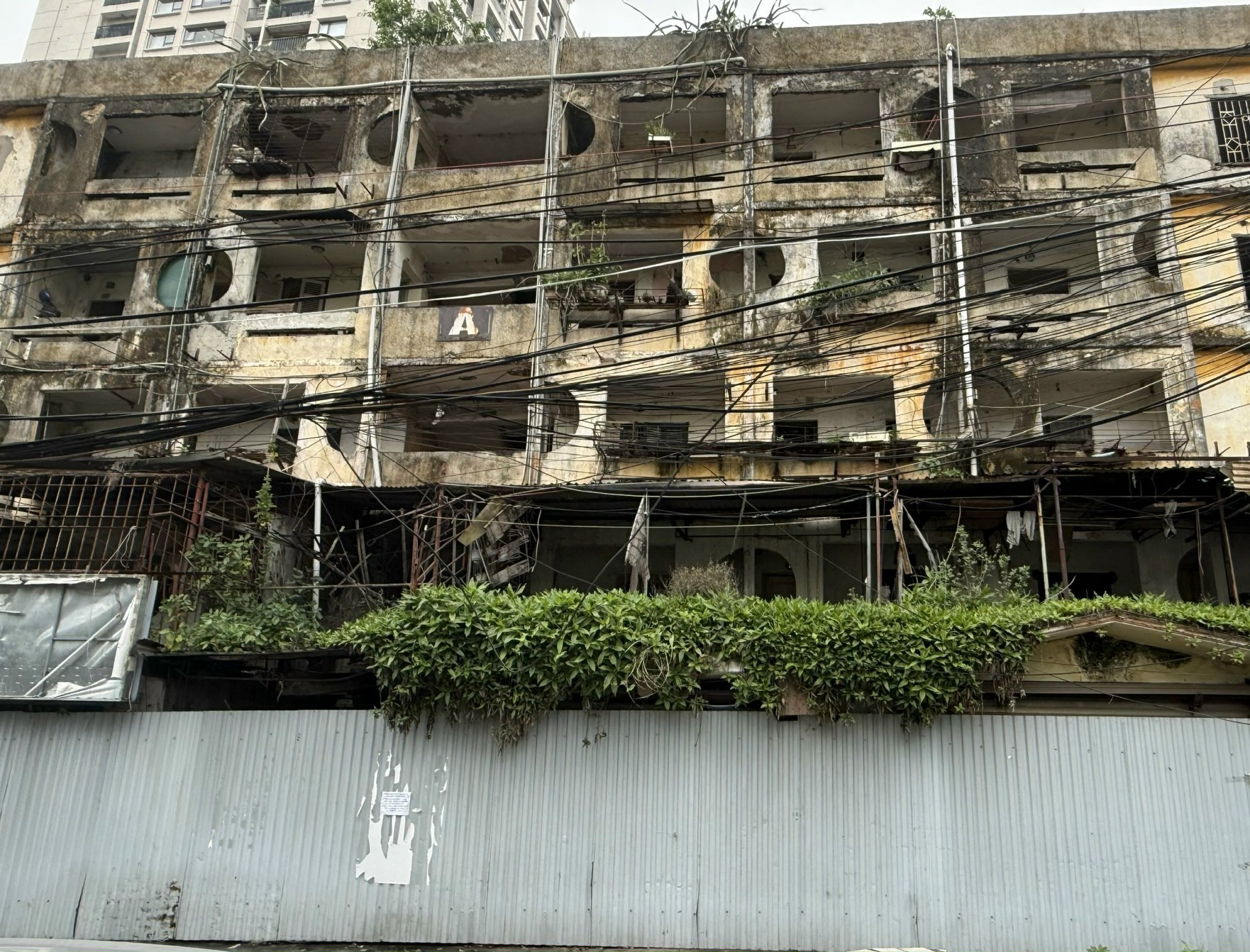 25 Repurposed Architectural Salvage Ideas: Budget Vintage Decor