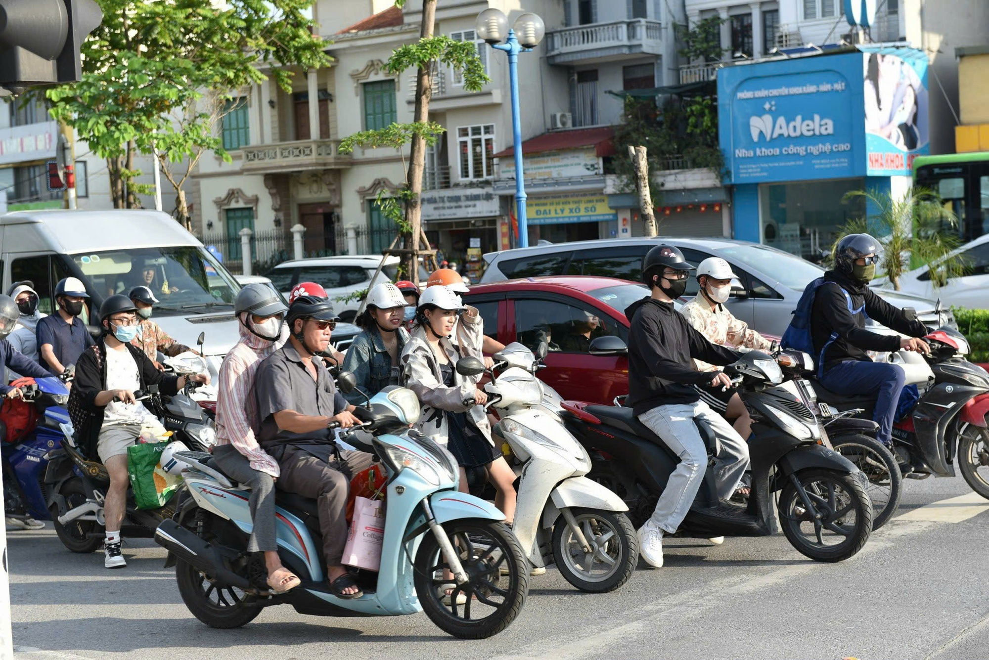Hà Nội đề xuất nhiều chính sách cụ thể hỗ trợ người dân chuyển đổi xe điện- Ảnh 1. Hà Nội đề xuất nhiều chính sách cụ thể hỗ trợ người dân chuyển đổi xe điện- Ảnh 1.