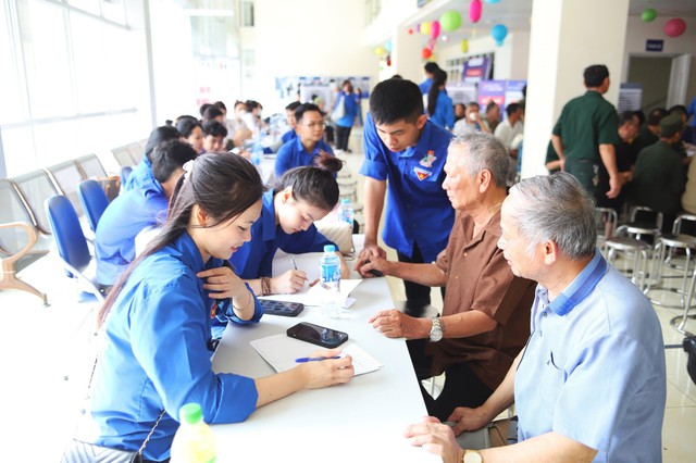 Thanh niên Thủ đô với tinh thần xung kích, tình nguyện vì cộng đồng- Ảnh 1. Thanh niên Thủ đô với tinh thần xung kích, tình nguyện vì cộng đồng- Ảnh 1.