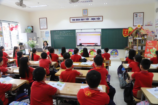 Hà Nội tăng cường tuyên truyền phong trào 'Bình dân học vụ số'- Ảnh 1. Hà Nội tăng cường tuyên truyền phong trào 'Bình dân học vụ số'- Ảnh 1.