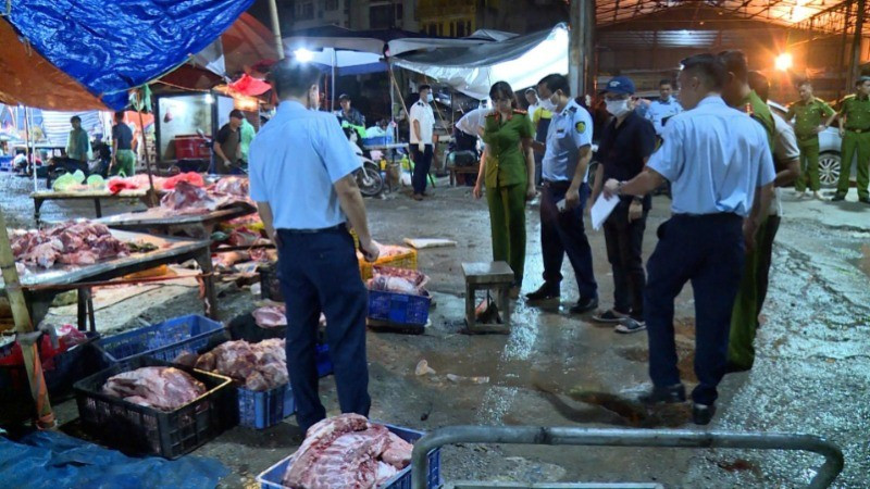Công an Hà Nội triệt phá đường dây giết mổ tiêu thụ thịt bệnh ra thị trường- Ảnh 1.