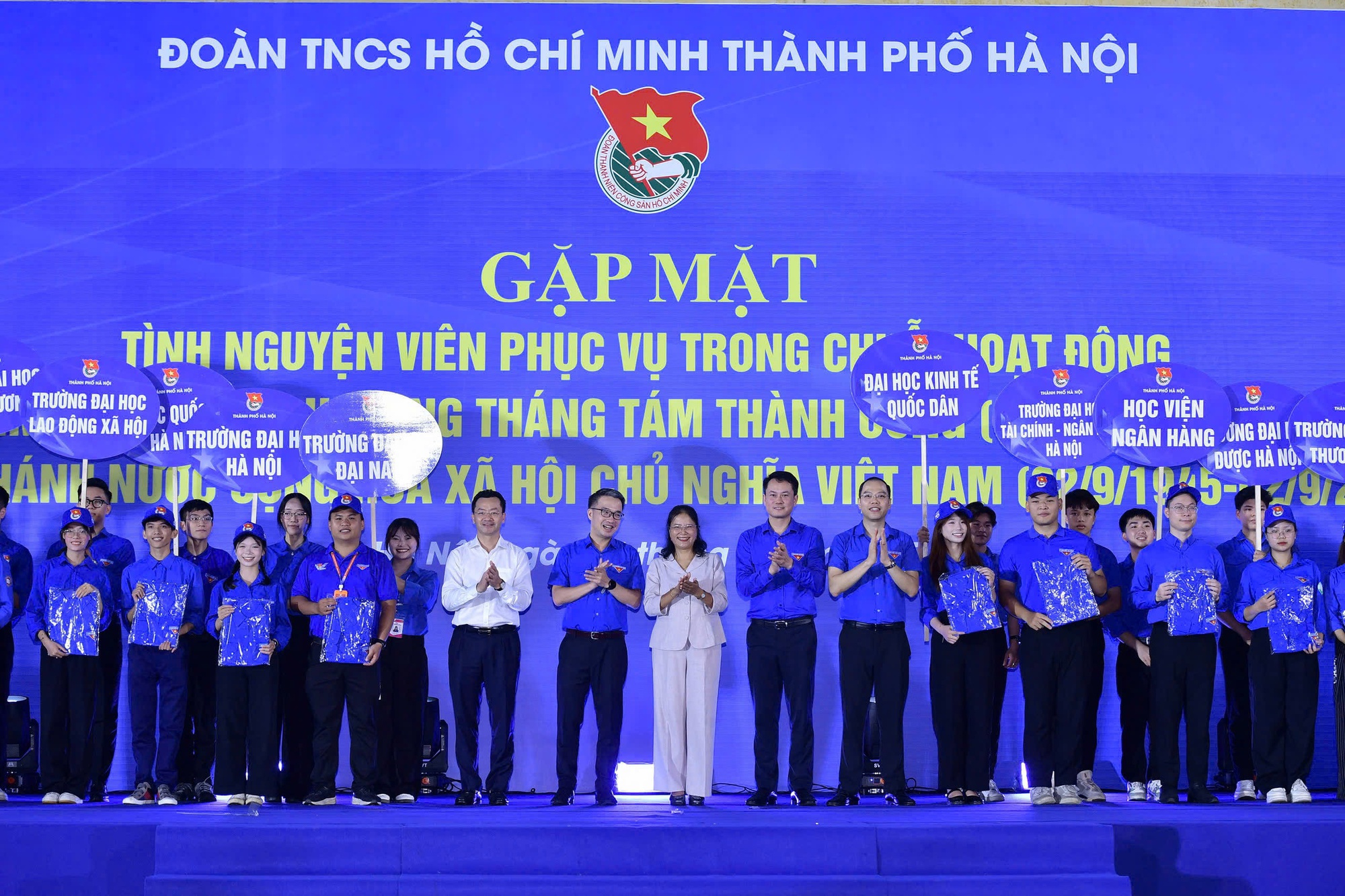8.800 tình nguyện viên tham gia phục vụ dịp Quốc khánh 2/9- Ảnh 1. 8.800 tình nguyện viên tham gia phục vụ dịp Quốc khánh 2/9- Ảnh 1.