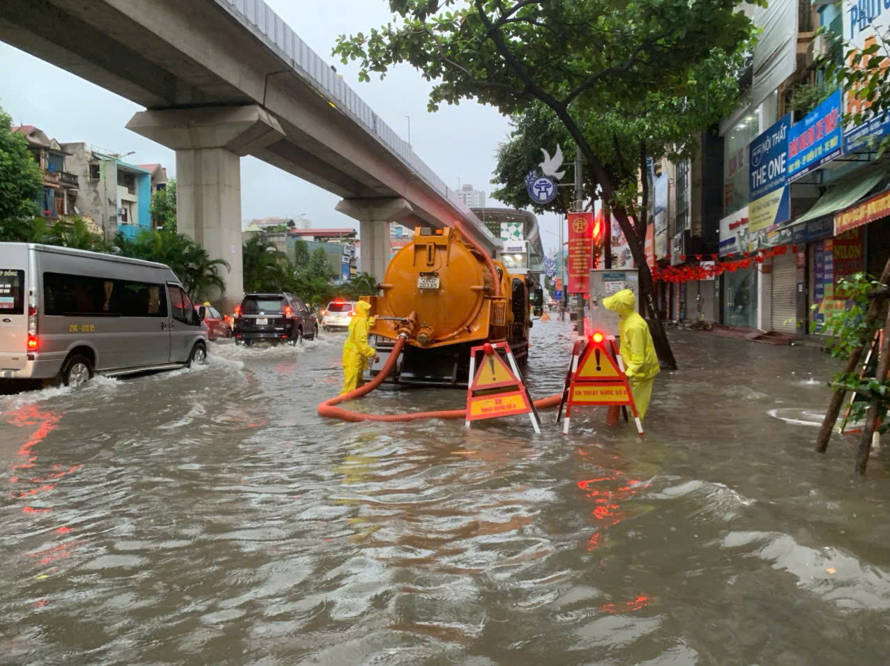 Hà Nội: Mưa lớn, nhiều tuyến phố ngập sâu- Ảnh 5.