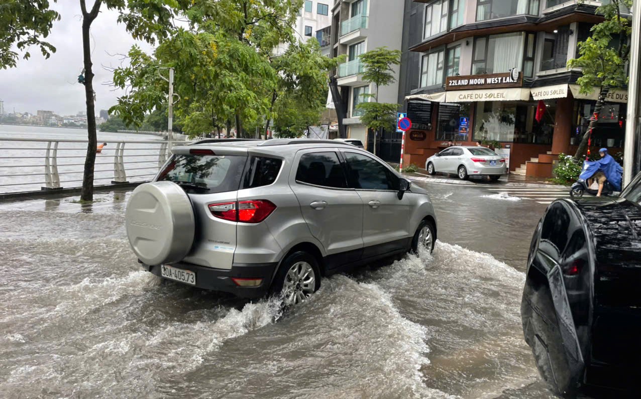 Hà Nội: Mưa lớn, nhiều tuyến phố ngập sâu- Ảnh 4.