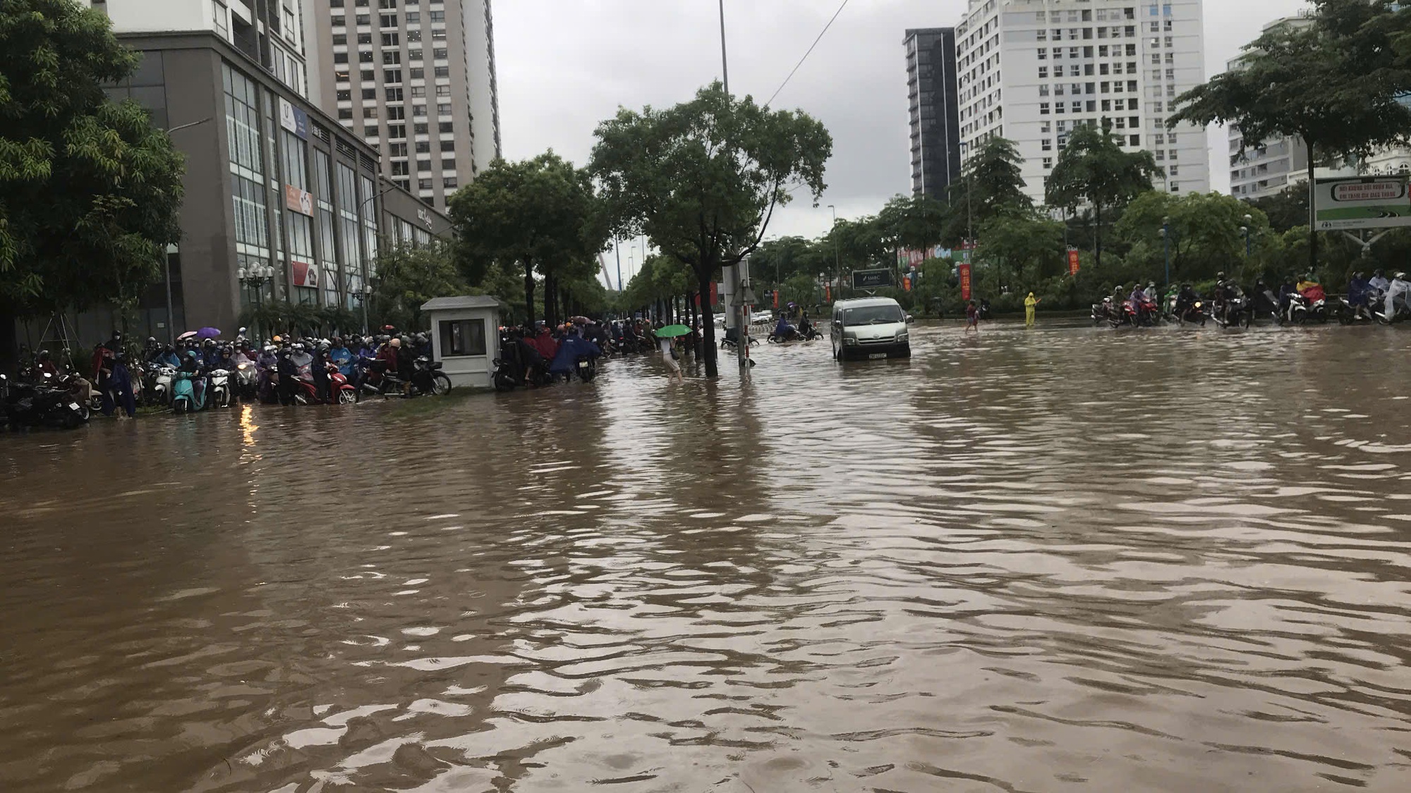 Hà Nội: Mưa lớn, nhiều tuyến phố ngập sâu- Ảnh 1.