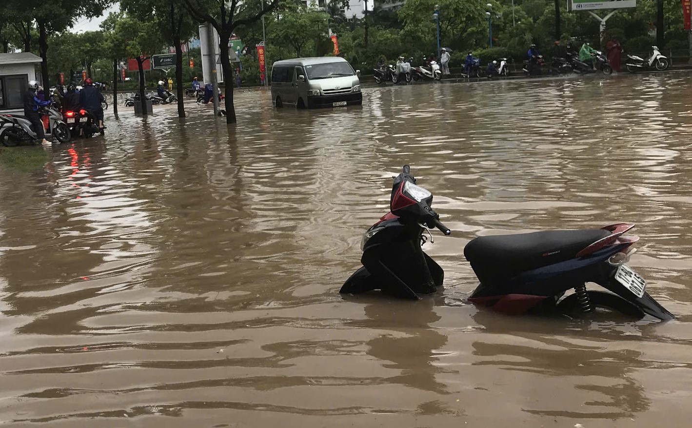Hà Nội: Mưa lớn, nhiều tuyến phố ngập sâu- Ảnh 3.