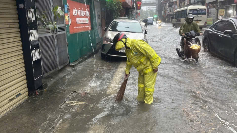Hà Nội: Mưa lớn, nhiều tuyến phố ngập sâu- Ảnh 2.
