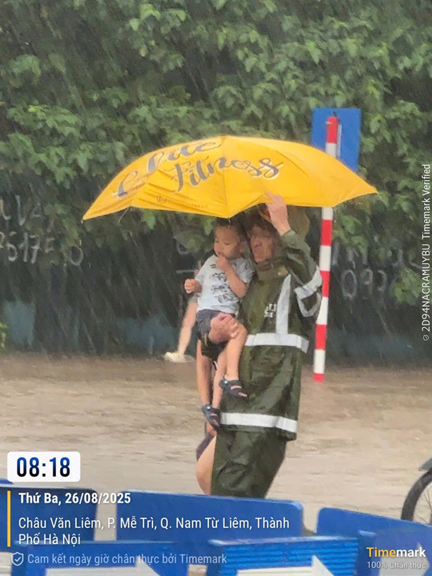 Công an Hà Nội huy động lực lượng bảo đảm giao thông trong cơn bão số 5- Ảnh 1. Công an Hà Nội huy động lực lượng bảo đảm giao thông trong cơn bão số 5- Ảnh 1.