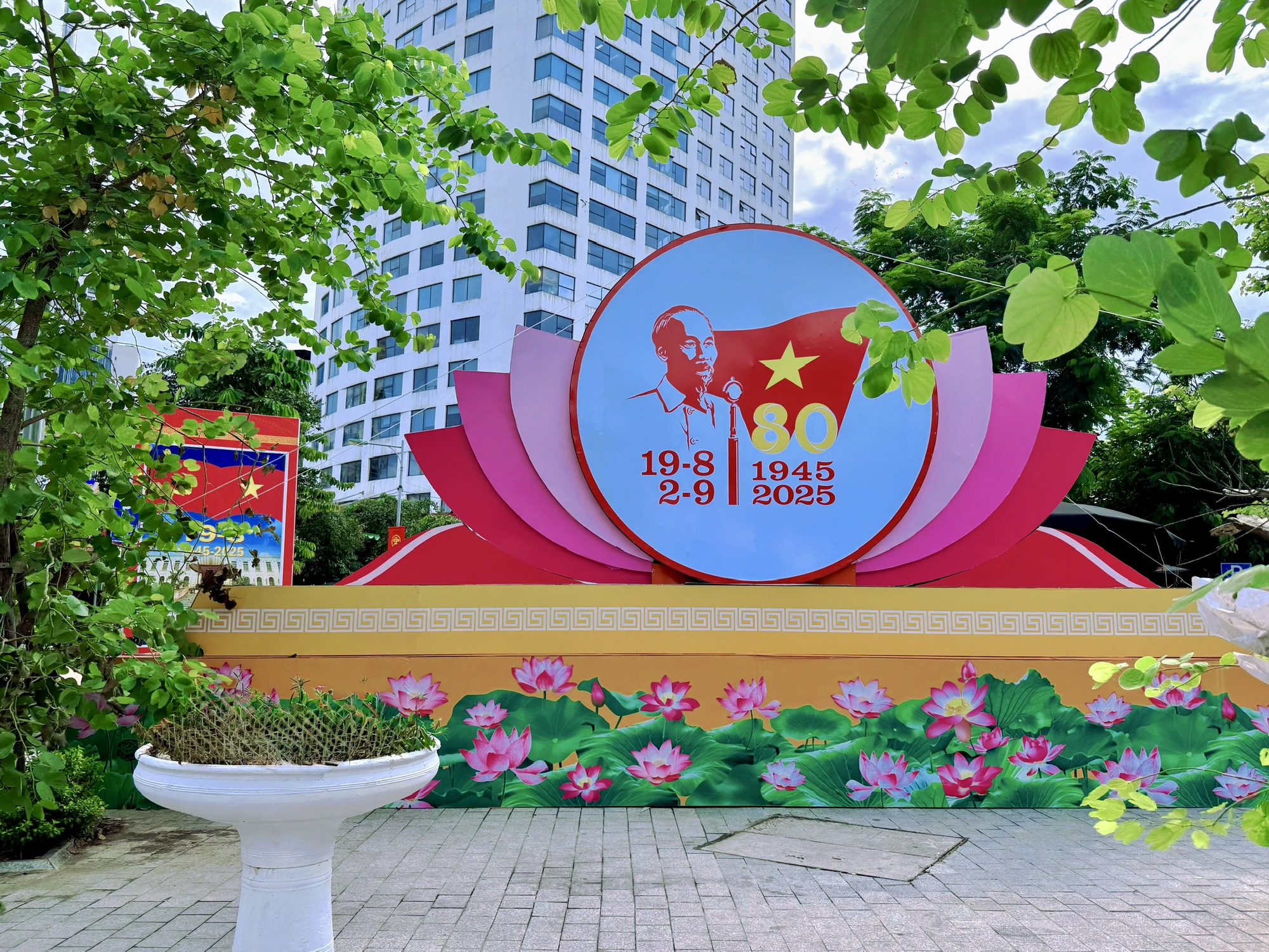 Đường phố Hà Nội rực rỡ sắc cờ hoa chào mừng Quốc khánh 2/9- Ảnh 9. Đường phố Hà Nội rực rỡ sắc cờ hoa chào mừng Quốc khánh 2/9- Ảnh 9.