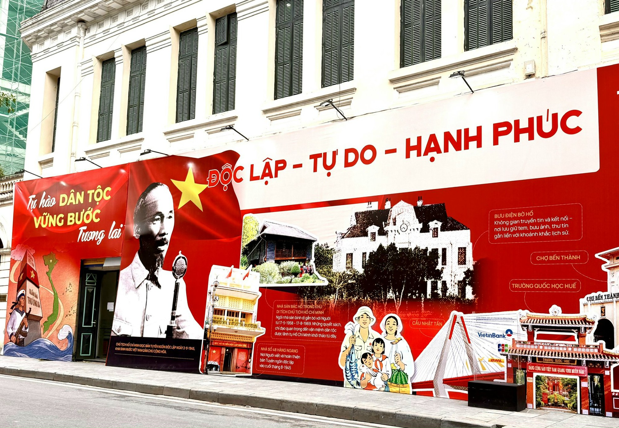 Đường phố Hà Nội rực rỡ sắc cờ hoa chào mừng Quốc khánh 2/9- Ảnh 19. Đường phố Hà Nội rực rỡ sắc cờ hoa chào mừng Quốc khánh 2/9- Ảnh 19.